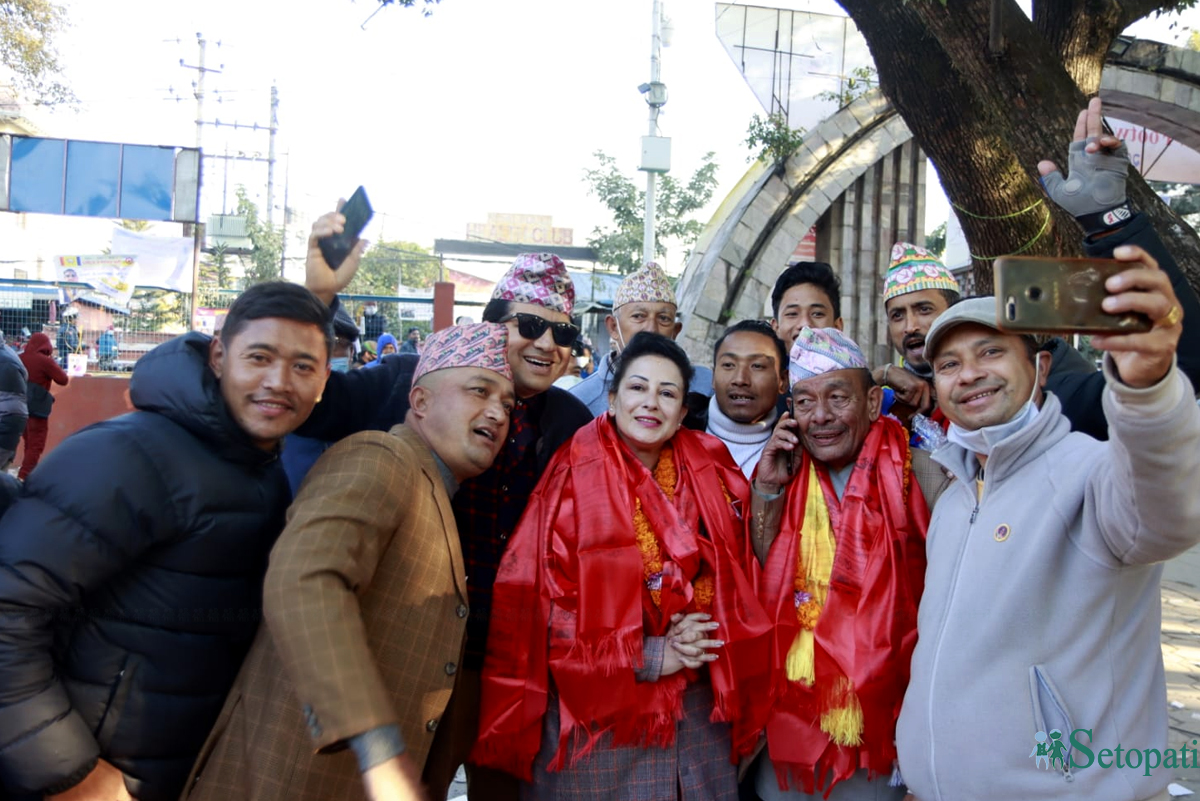 विजयी भएका उम्मेद्‍वार सेल्फी खिच्दै। तस्बिरः नवीनबाबु गुरूङ/सेतोपाटी